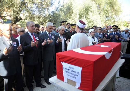 Şırnak'ın Beytüşşebap ilçesinde teröristlerce düzenlenen saldırıda şehit olan Piyade U. Çvş. Özgür Küçük ile Hüseyin Kıraç İzmir'in ve Mersin'de düzenlenen törenle toprağa verildi.