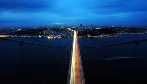 Gün batımında İstanbulun doyumsuz güzelliği, Boğaziçi Köprüsünün 165 metre yüksekliğindeki ayağından büyüleyici renklerin dansına sahne olmuştu.