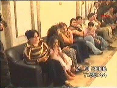 Saddam Hüseyin'in Tikrit'teki sarayında felekten bir gece çalan Amerikalı askerler ve Kürt peşmergeler Kürt ve Arap kadınlarla böyle eğleniyorlar...