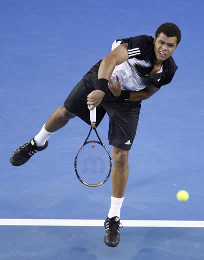Jo-Wilfried Tsonga:
Sezona 13'üncü sırada başlayan, mayıs ayında 22'inciliğe kadar gerileyen 26 yaşındaki Tsonga, ilk 8'in içine bu ay başında girmeyi başardı. Dünya sıralamasının 6 numaralı ismi, Grand Slam turnuvalarındaki en büyük başarısını, Wimbledon'da yarı finale çıkarak sağladı, ABD Açık'ta çeyrek final gördü. Fransız tenisçi, bu yıl oynadığı 74 maçın 52'sinde galip geldi, iki şampiyonluk kazandı.

Sezon Sonu Turnuvası kariyeri:

Turnuva biletini 10 Kasım'da cebine koyan Tsonga, bu başarıyı kariyerinde 2'nci kez elde etti. Fransız tenisçi, 2008 yılında Şanghay'da yapılan turnuvaya da katılmış, oynadığı ilk 3 maçın 2'sini kaybederek gruptan çıkma başarısını gösterememişti. Tsonga, bu yıl O2'deki ilk maçında İsviçreli Roger Federer ile karşılaşacak.

Öz geçmişi:

Tenisçi, yakın çevresinde ''Ali'' takma adıyla biliniyor. Kimya öğretmeni babası Didier, eski bir hentbolcu. Annesi Evelyn de kocası gibi öğretmen. Kardeşi Enzo ise öğrenci. Tsonga, gücünü babasından, kibarlığını annesinden aldığını düşünüyor. Yarışları ve pate'siyle ünlü Le Man'da tanışan anne ve babası halen bu kentte yaşıyor. Grand Slam turnuvalarındaki en büyük başarısını 2008'deki Avustralya Açık'ta final oynayarak gerçekleştiren Tsonga, kariyeri boyunca 7 şampiyonluk kazandı.
