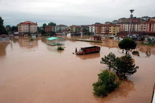 Sel suları Bartın'ı Venedik'e çevirdi