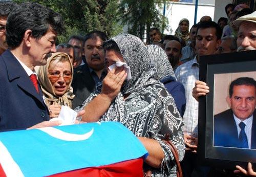 CENAZE TORENINE KATILAN İSTANBUL ŞEHİT ANALARI DERNEĞİ BAŞKANI PAKİZE ALP AKBABA GÖZYAŞLARINI TUTAMADI.