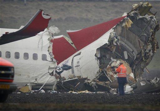 Türk Hava Yolları'na ait uçak, Hollanda'nın Amsterdam kentinde Schiphol havaalanına inerken yere çakıldı.