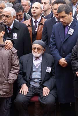 Bursa'da uğradığı silahlı saldırı sonucu hayatını kaybeden eski Bursa Büyükşehir Belediye Başkanı Hikmet Şahin'in cenazesi, İnegöl ilçesinde toprağa verildi.