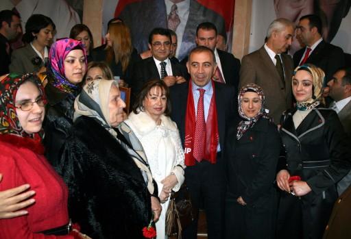 CHP'li Günsel Tekin başörtülü adaya rozet taktı, Bahçelievler adayının Mimar Saffet Bulut olduğunu açıkladı.
