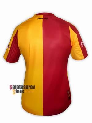 Galatasaray'ın yeni sezonda giyeceği formalarönceki gün Topkapı Sarayı'nda yapılan baloda tanıtıldı. En çok ilgiyi de ilk kez giyilecek olan turuncu formaya oldu.