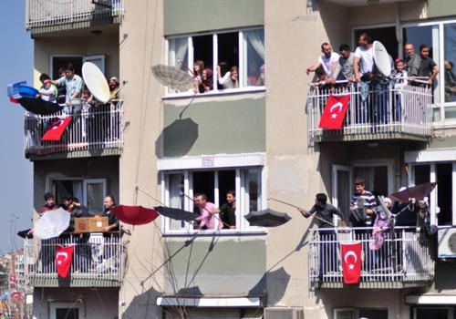 471. Uluslararası Mesir Festivali kapsamında, kortej yürüyüşü ve mesir macununun saçım töreni yapıldı. Mesir macunu saçımı sırasında izdiham yaşanırken, Osmanlı padişahlarını canlandıran oyuncular,geçmiş hakkında kısa bilgiler verdi.