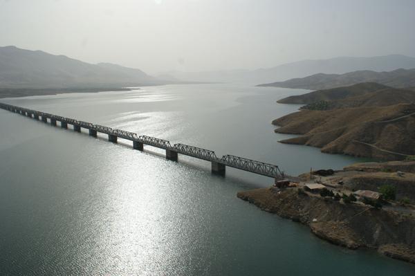 Baraj gölü üzerinde bulunan ve çift katlı hale getirilerek tren raylarının yanında lastik tekerli araçların da geçişinin sağlanması planlanan köprü...