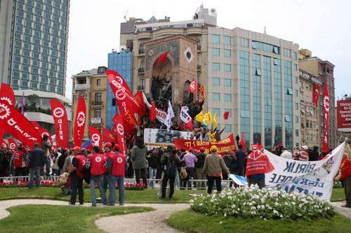 DİSK 32 yıl sonra 1 Mayıs'ı Taksim'de kutlamanın sevincini yaşadı. Hak İş ve Türk İş'e bağlı sendikalarda alanda saygı duruşu yaptılar