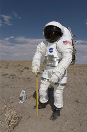 Prototip testleri: Giysinin prototipi havasız ve suni yerçekimsiz ortamların dışında çölde de test ediliyor. Giysiler, astronot, mühendis ve bilimcilerce sırayla giyilip zor arazi koşullarında test ediliyor.