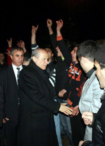 Elazığ'a giderken uğradığı Sivas'ın Gürün ilçesine sevgi gösterileriyle karşılan MHP lideri Bahçeli, bu sırada sevgi gösterilerinde ve sloganda aşırıya giden bir partili genci önce uyardı sonra kovdu.