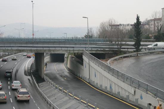 Zincirlikuyu-Söğütlüçeşme hattının gidiş yolu... Köprü'ye 200 metre kala bu hat trafiğe karışacak...