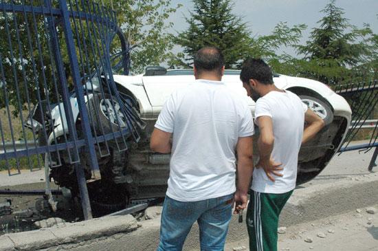 <p>Çankaya ilçesi Çetin Emeç Bulvarı'nda seyreden Gürkan Usul yönetimindeki 06 DE 2557 plakalı otomobilin kontrolden çıkması sonucu meydana gelen trafik kazasında 2 kişi hafif şekilde yaralandı.