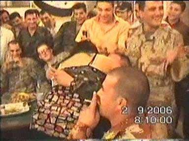 Saddam Hüseyin'in Tikrit'teki sarayında felekten bir gece çalan Amerikalı askerler ve Kürt peşmergeler Kürt ve Arap kadınlarla böyle eğleniyorlar...