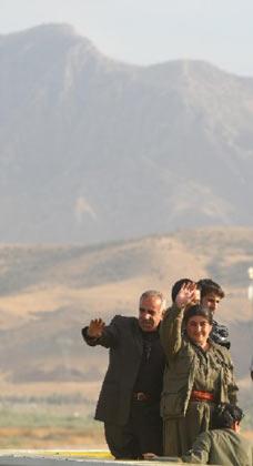 Dün teslim olan ve bugün pişman olduklarını beyan ettiklerini açıkladıktan sonra mahkemede serbest bırakılan PKK'lılar Habur'dan coşku içinde ayrıldı. PKK'lılar DTP otobüsü üstünde halkı selamladı...