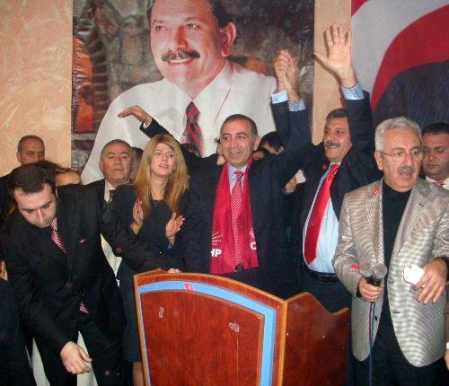 CHP'li Günsel Tekin başörtülü adaya rozet taktı, Bahçelievler adayının Mimar Saffet Bulut olduğunu açıkladı.