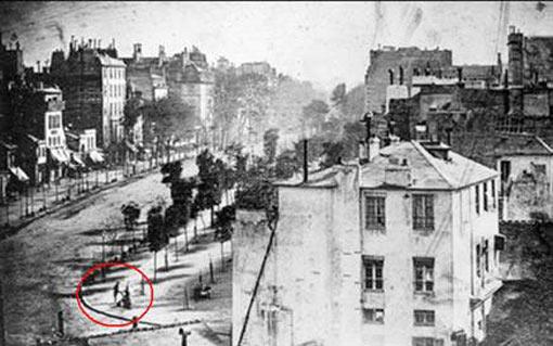 10 yılı aşkın bir zamandan sonra dagerreyotipiden daha üstün fotoğraf teknikleri de ortaya çıktı ama ayakkabısı ile uğraşan bu gizemli adamın belirsiz fotoğrafı ilk insanlı kare olarak tarihe yazıldı.
<BR><BR>
(ntvmsnbc)