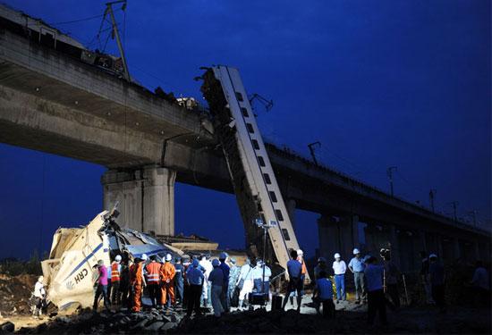 2008 - 28 Nisan - Çin: Ülkenin doğusunda iki trenin çarpışması sonucu en az 70 kişi öldü.