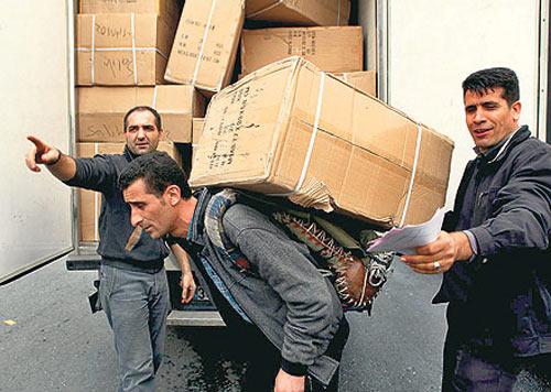 <b>Tek seferde taşıdıkları yük 150-200 kiloya kadar çıkıyor</b><br><br>
Bir yük kamyonunun Mercan Yokuşu'na henüz yanaştığı bir vakitte Tahtakale'deki İskele Bölüğü'nden çıkan grubun arasına katılıyoruz. Yokuşu tırmanırken ne sırtlarındaki semerleri, ne de peş peşe yaktıkları sigara etkiliyor onları. İçinde 6-7 kilo saman olan semerler Karaköy'de yapılır, satılırmış. Saman konulması ise özel tercih, diğer türlü semerlerin daha ağır olacağını söylüyorlar. Zaten taşıdıkları yük bazen 150 hatta 200 kiloya kadar çıkıyor. En hafif yük ise 35-40 kilo. Tabii işin de bir deneyimi, olgunlaşma süreci var. 36 yaşındaki Yılmaz Işık 16 yaşında başlamış bu işe. Işık başlarda zorlandığını ama büyüklerinin hep destek olduğunu anlatıyor ve şöyle diyor: "Beni idare ediyorlardı, hafif yük veriyorlardı hatta bazen izin veriyorlardı." Genelde hırdavat ve oyuncak taşıyorlar. Eskiden daha çok Çankırılıların yaptığı mesleği şimdilerde çoğunlukla Malatya ve Adıyamanlılar yapıyor. Bir de istekleri var: "Başbakan'ımızdan rica ediyoruz, artık hamallık kaldırılsın."