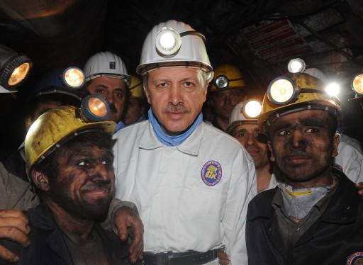 Başbakan Erdoğan bir ilki gerçekleştirdi, 564 metre yerin dibine indi. Darbeli kırıcı kullanarak kömür çıkaran Başbakan, burada işçilerle beraber 'Kömeç' yedi.