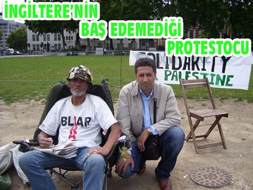 İngiliz Hükümeti'nin baş edemediği protestocu Brian Haw çadırın yanına diktiği Filistin ve Irak bayraklarıyla kendi deyimiyle diktatörlüğe karşı mücadele ediyor.