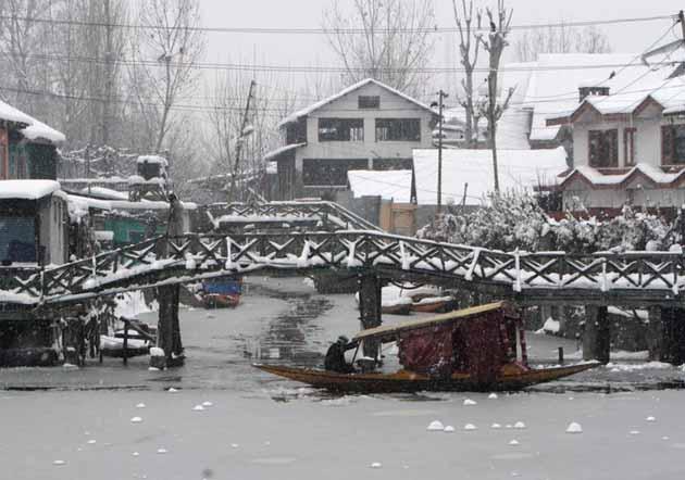 Hindistan: Srinagar'da kar yağarken kayıkla gezmeyi önermiyoruz.