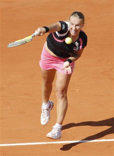 Fransa Açık'ta bayanlar yarı final maücadelesinde Rus tenisçi Svetlana Kuznetsova, Avustralyalı Samantha Stosur'u 2-1 yenerek finale yükseldi. Kuznetsova finalde vatandaşı Dinara Safina ile karşılaşacak.