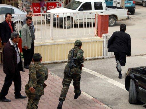 KOZAN'DA CINAYET SUCUNDAN 6 YILDIR ARANAN VE HAKKINDAKI KARAR SAVCILIKCA VICAHIYE CEVRILEN IBRAHIM SAHIN, CEZAEVINE KONULMAK UZERE ADLIYE BINASINDAN CIKARTILMASI SIRASINDA, ISTIKLAL MARSI OKUNMASI DOLAYISIYLA JANDARMA EKIPLERININ ''ESAS DURUS''A GECMESIN
