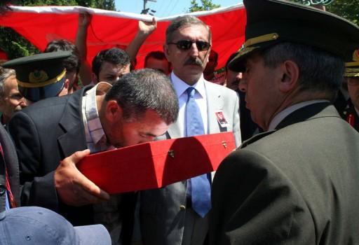 Hakkari'nin Çukurca ilçesi kırsalında geçen hafta PKK'lı teröristlerin döşediği mayının patlaması sonucu yaralanan, şehit er Oğuz Kır'ın cenazesi Kocaeli'nin Kefken köyünde toprağa verildi.