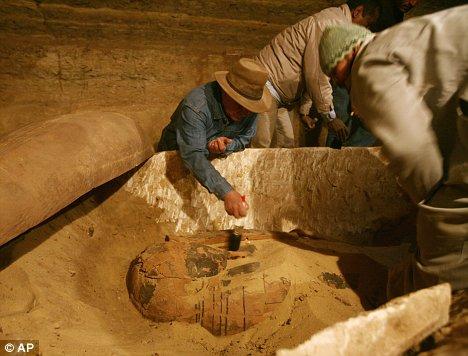 2600 yıllık mumya bugün basına poz verdi! Mısır'ın baş arkeoloğu Zahi Hawass Firavun döneminden kalma, kireç taşı bir lahit içinde bulunan hiç bozulmamış bir mumyayı tanıttı. İşte ilginç fotoğraflar...