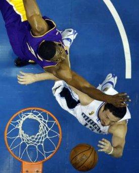 Hidayet'in de forma giydiği NBA final serisi 4. maçında Los Angeles Lakers, Orlando Magic'i uzatmalarda yıkmayı başarırken malesef Hidayet son anlarda kendine bağlanan umutları yıktı