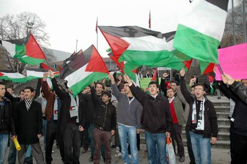 AHYONKARAHİSAR... İnsani Yardım Vakfı (İHH) ve İlim Yayma Cemiyeti Afyonkarahisar Şubesi üyesi bir grup, İsrail'in Gazze Şeridi'ne saldırısının birinci yıl dönümünü Afyonkarahisar'da protesto etti.  SATILMIŞ AKKAŞ/AFYONKARAHİSAR-İHA