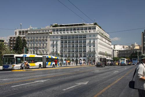 Atinanın en havalı semtlerinden Kolonakiye açılan Syntagma Meydanı. Büyük bina ise Bretagne Otel.