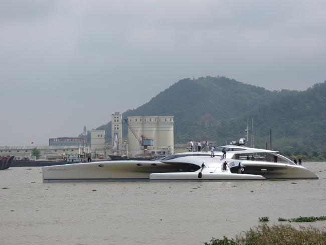 Yani tek seferde İngiltere'den New York'a gidebiliyor. Altı mürettebatla dokuz misafirin kalabileceği yatta bin 150 beygir gücünde Caterpillar C18 motor var.