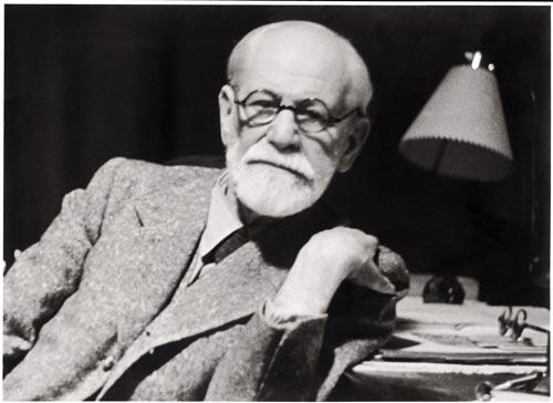 Sigmund Freud: Zorlu bir çocukluk yaşayanlardan biri de Freud idi. İnsan psikolojisini cinselliğe indirgediği için sürekli eleştirilen Freud'un en şaşırtıcı özelliği ise evlenene kadar hiç kimseyle birlikte olmamasıydı.

-Salvador Dali: Saygın bir avukat ve katı bir disiplin meraklısı olan babasına inat olarak 8 yaşına kadar kasıtlı olarak yatağını ıslatan Dali'nin babasıyla olan gergin ilişkisi 17 yaşındayken annesini kaybetmesiyle daha da bozuldu. Annesinin ölümünü, ''Hayatımda yediğim en büyük darbe'' diye nitelendiren Dali, bir resminin kabataslak çizilmiş görüntüsüne şöyle yazmıştı: ''Bazen annemin portresine zevkle tükürürüm''...