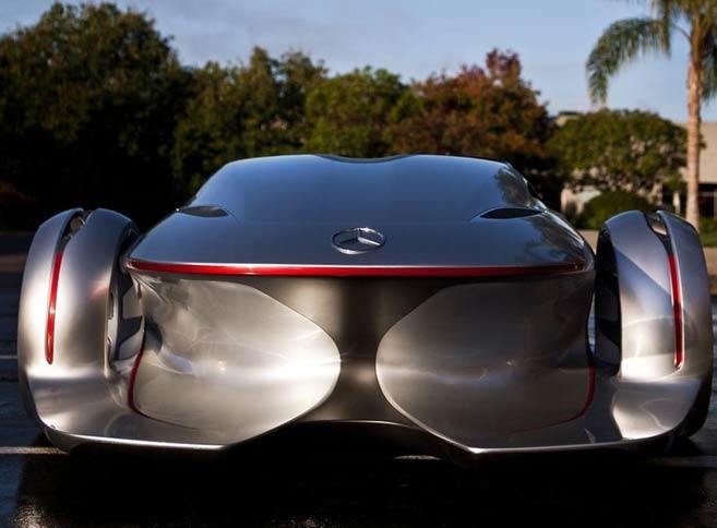 Mercedes-Benz Gelişmiş Tasarım Stüdyosundaki tasarımcılar, şirketin otomotiv teknolojisi ve tasarımındaki yenilik dolu 125 yılına, Hollywood tarzında bir saygı gösterisi yaptılar.