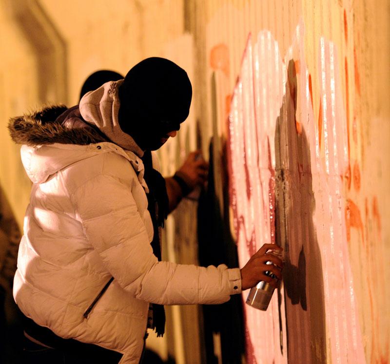 Çelik, graffitiyi hak ettiği yere getirme arzusunda olduklarını belirterek, ''Eskiden 'serseri' işi olarak görülüyordu. Şimdi ajansımızı kurduk ve gelen işler doğrultusunda kendi belirlediğimiz ekibi bunlara yönlendiriyoruz. Bir writer (graffiti yapan) ekibimiz var ve bu zamanla daha da büyüyecek. Bu ekiple beraber şehri güzelleştirmeye çalışıyoruz. Önemli olan şu aslında, kafalardaki tabuyu yıkmak, yani duvara graffiti yaparak para kazanılmaz olgusunu tersine çevirmek ki bu olgu değişmeye başladı bile'' şeklinde konuştu.