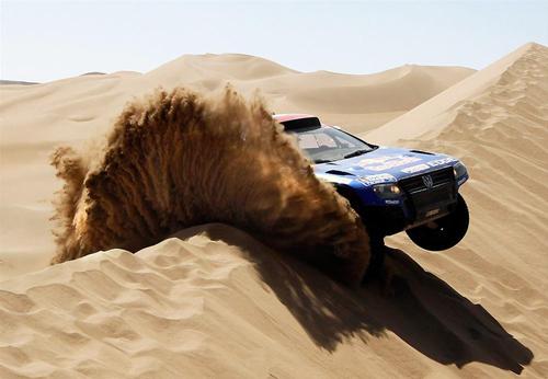 Araçların ve pilotların sınırlarını zorlayan 13 etaplık Dakar Rallisi Güney Amerika'da koşuluyor. 9500 km uzunluğundaki rotada 146 otomobil, 183 motosiklet, 68 kamyon ve 33 ATV 5000 km boyunca yarışıyor. 1979-2007 yılları arasında Afrika'da koşulan Paris-Dakar rallisi güvenlik nedeniyle 2008 yılından bu yana kıta değiştirdi.