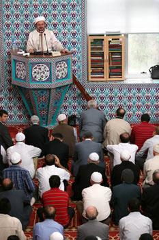 Diyanet İşleri Başkanı Mehmet Görmez, Siirt'te cuma namazı kıldırdı. Vazında Müslüman olarak doğmanın büyük bir nimet olduğunu ifade eden Görmez, iman kardeşliğine vurgu yaptı.