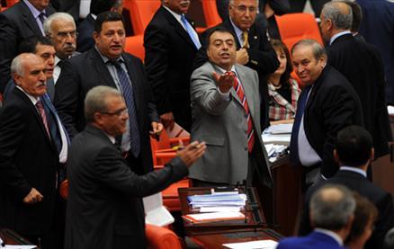 Muhalefetin karşı çıkarak görüşmelerini engellediği ve üzerindeki müzakerelere 12 Mayısta başlanan Suriye sınırındaki mayınların temizlenmesini öngören yasa tasarısı, TBMM Genel Kurulunda kabul edilerek yasalaştı.