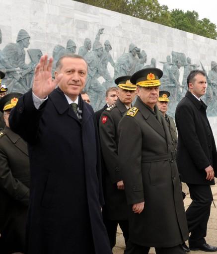 Başbakan Erdoğan ve İlker Başbuğ Şehitler Abidesi'ne ziyarette bulundu. Erdoğan yaptığı konuşmada kahramanlığa vurgu yaptı.