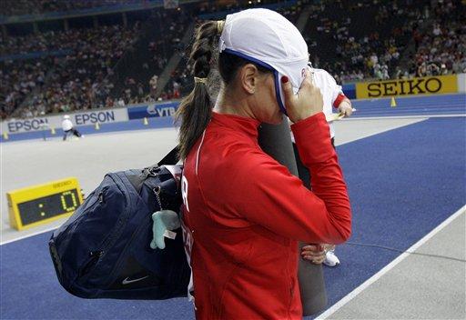 Rekorlarıyla 6 yıldır kadınlar sırıkla atlamada dünyanın bir numarası olan Rus sporcu Yelena Isinbayeva dün 4.75 ve 4.80 ile denediği atlayışlarda başarılı olamadı.