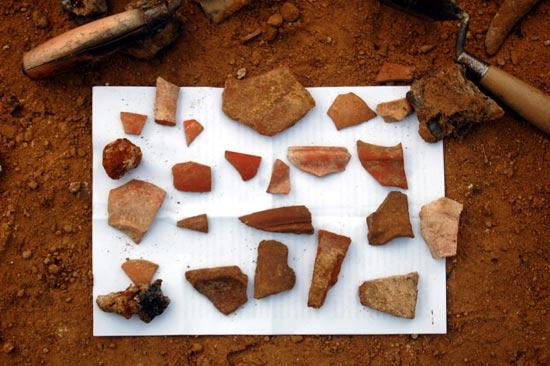 Kırıkkale'de arkeologlar tarafından yapılan kazılarda Roma dönemine ait yaklaşık 2000 yıllık bir tümülüs bulununuca belde halkı mezarın başına toplandı.