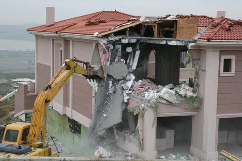 Büyükçekmece Pelican Hill Villaları'nda, imar müdürlüğünce onaylanan projelere aykırı yapılaşmaya gittiğini tespit edilen 12 villa belediye ekiplerince yıkıldı.