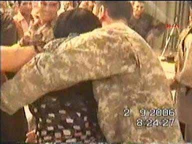 Saddam Hüseyin'in Tikrit'teki sarayında felekten bir gece çalan Amerikalı askerler ve Kürt peşmergeler Kürt ve Arap kadınlarla böyle eğleniyorlar...