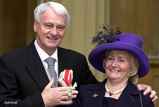 İngiltere Milli Takımı'nın eski futbolcusu ve teknik direktör Sir Bobby Robson'un 76 yaşında İngiltere'nin County Durham kentindeki evinde kansere yenik düştüğü bildirildi.