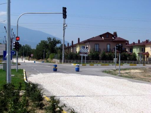 Bursa'nın İnegöl ilçesinde çiftçilerin çekirdek kurutmak için trafiğe kapattığı yol, belediye ekiplerinin müdahalesiyle açıldı.