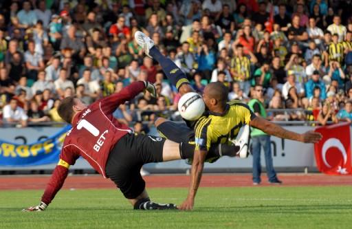 Sezon hazırlıklarını Almanya'da sürdüren Fenerbahçe, ilk hazırlık maçında Almanya Bölgesel Lig takımlarından SSV 1846 ULK'yı gol yağmuruna tuttu.