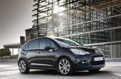 CITROEN<br>
CITROEN, Haziran ayına özel kampanya dahilinde Zenith ön camıyla fark yaratan Citroën C3 modeline, 10 bin TL için 12 ay yüzde 0 faiz avantajı sunuyor. Bunun yanı sıra cazip takas fırsatları da sunuluyor. <br>
Bineğin yanı sıra ticari araçlarıyla da yoğun ilgi gören Citroen; Nemo modelinde de, 10 bin TL için 12 ay, yüzde 0 faiz ve perakende indirimi avantajı sunuyor.