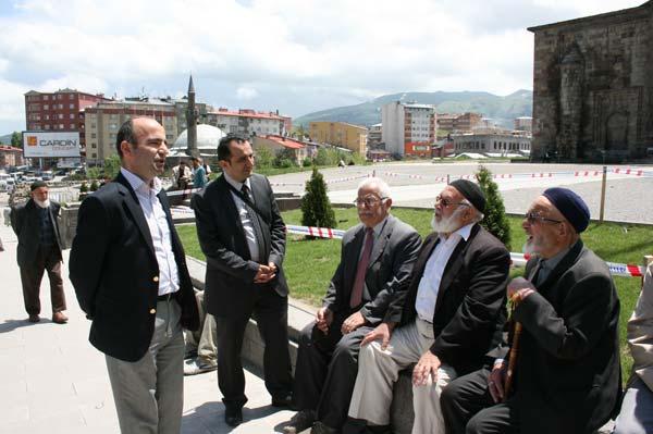 Sağlık Bakanı Recep Akdağ, ulusal basının yöneticilerini seçim bölgesi ve memleketi Erzurum'da ağırladı. Akdağ, gazetecilere şehri bizzat gezdirdi. Gezinin sonu keyifli bir geceyle bitti.
